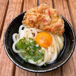 須崎食料品店 - 温かいうどん＋玉子・かき揚げ