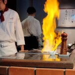 特選近江牛レストラン ティファニー - ランチではないお肉はカウンター席前で焼いてくれます