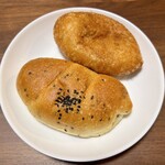 ブーランジェリー ショー - 半熟卵入りカレーパン（上）、さつまいも塩パン（下）