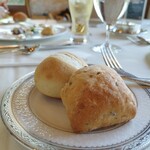 メインダイニングルーム 三笠 - パンのバターも美味