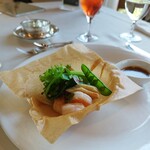 メインダイニングルーム 三笠 - 海の幸と春野菜の詰め合わせ　和風ソースに木の芽のアクセント