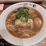 伊蔵八味噌らーめん - トッピングは、チャーシュー（豚バラ）×1枚・味玉・もやし・ワカメ・ネギといったコンビネーションになっています。