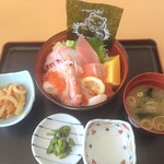 レストラン汐菜 - 海鮮丼（みそ汁，小鉢，漬物付き）