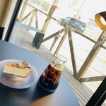 Amayadori Kohi - HARIOのビーカーで出されるコーヒーが可愛くて、最近ずっと気になってたカフェです♪来てみたらケーキもコーヒーも美味しくて、お気に入りのお店になりました( ¨̮ )オシャレで静かな雰囲気も◎