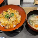 Torishina - ランチの親子丼と具沢山の味噌汁