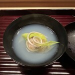 多仁本 - 蛤真薯とうるいのお椀。粗く叩いた蛤が素晴らしい。