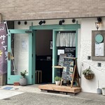 Cafe enn - 白とペパーミントグリーンな印象的なお店の外観