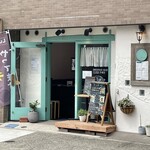 cafe enn - 白とペパーミントグリーンな印象的なお店の外観