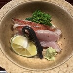 多仁本 - 金目鯛の藁炙り。皮目がパリッと、中はレア。酢橘を搾って。