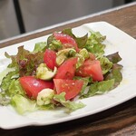 トリワイン ＰＩＫＯＳＨＨＨＵ - カプレーゼ サラダ仕立て