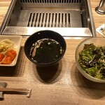 焼肉うしごろ 横浜店 - チョレギサラダ、ワカメスープ、もやしナムル、カクテキ