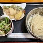 Honkaku Teuchi Udon Arata - 野菜と豚肉の揚げ浸しつけ汁うどんと天ぷら