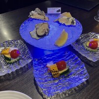 MAIMON GINZA - お通しと生牡蠣♪青いネオンがムードを演出してくれます♪