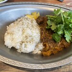 しあわせ中華そば食堂 にこり - 飯田のカレー（ハーフ）690円　パクチー（別皿で提供）200円