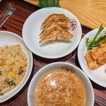 Oosaka Oushou - ハーフ3種セットのチャーハン、餃子、唐揚、スープ