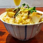 灼味噌らーめん 八堂八 - 自家製の雲丹の塩辛と羅臼昆布から出汁を取り、蝦夷あわびを酒バターに絡め、上からカラスミを振り掛け、ご飯の間には瀬棚産磯のりが