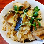 Yaki Miso Ramen Yadoya - 自家製の雲丹の塩辛と羅臼昆布から出汁を取り、蝦夷あわびを酒バターに絡め、上からカラスミを振り掛け、ご飯の間には瀬棚産磯のりが