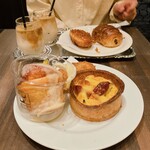 ブーランジュリー&カフェ グウ - シナモンロール+さつまいもと厚切りベーコンのキッシュ+カレーパン