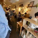 Ritoru Nesuto Kafe - 店内はサッパリした清潔感あるインテリア。