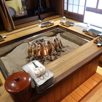 柳家 - 囲炉裏ではアマゴが焼かれてます。