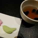 茶寮 宝泉 - 豆茶と干菓子です。