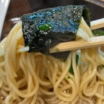 中華そば　らんまん - 海苔を巻いて