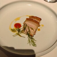 モトイ - 皮目はサクサク、脂身はトロりと、身はしっとり焼いた豚バラ肉がクソ旨い。添えてあるのは柚子胡椒っぽい風味の店特製ソース。