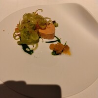モトイ - フォアグラにパイナップルのコンポート。乗せてあるのは京都産の葉ゴボウ。裏にある洋食おがたと同様に、野菜はなるべく京都産のものを使うこだわり。