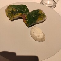 モトイ - 琵琶湖鮒の生春巻き。皮はカリカリに焼いて内蔵も別に調理して最後に一緒に巻くという手の込んだ品。なんだが、ハーブが強くて鮒の印象がやや弱く。