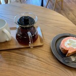 Cherry Core Coffee Roaster - エチオピア グジ・ウラガ ウォッシュド600円、桃とマンゴーのロールケーキ 330円（いずれも税込）