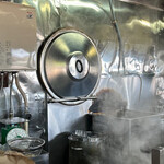 青島食堂 - 大きななべ蓋