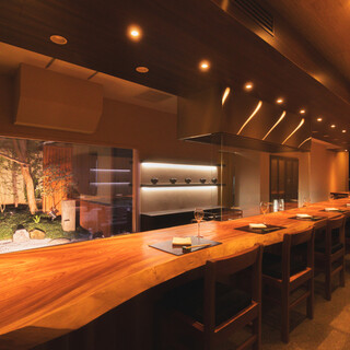 10席だけの特等席で味わう、職人技の真髄。