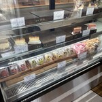 チーズケーキ専門店 BAKE. - ショーケース…昼過ぎに訪問したのですが、在庫が少なかったので開店10時からがオススメですかね？