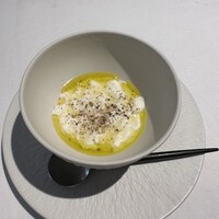 D'ORO HATSUDAI - 2. ストラッチャテッラチーズ、柑橘、黒胡椒、オリーブオイル。