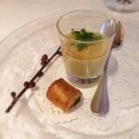 レストラン・パッション - アミューズのポロ葱のムースとアンチョビのパイ
                梅の枝が添えてあって初春の雰囲気〜素敵でした！