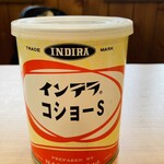 大鷹ラーメン - テーブルにある大きな胡椒