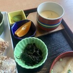 Sumiyaki Koubou Shin - 小鉢、フルーツ、茶碗蒸し、漬物。
                      充実した定食内容。