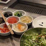 焼肉&手打ち冷麺 二郎 - ナムル盛り合わせ、KOREANサラダ