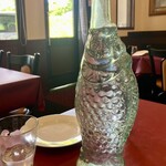 オステリア イル ロカーレ - お冷…初めは　マスターがついでくれました♪ お料理が提供されてからは｢お魚ボトル｣で卓上に♪