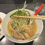 Japanese Soba Noodles 蔦 - たっぷり載ったネギ