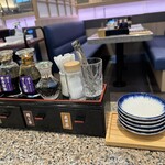 海鮮グルメ寿司 楽半 - 醤油が2種にポン酢と塩　お茶が3種とガリ