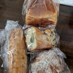 パナデリーヤティグレ - １番奥がぶどうパン、その下が抹茶小豆デニッシュ、イチヂクとクルミ、左が、コーンバター醤油。
