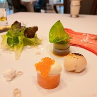 ソンブルイユ TOKYO - ⚫ENTREES　
                      「サヨリマリネとサーモン・ミ・キュイのサラダ仕立て炙った帆立貝　フランボワースのヴィネグレット」