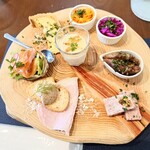 カフェ ムク - 前菜盛り合わせ、
スモークサーモン、ホタルイカとじゃがいものバジルソース、玉ねぎムース、にんじんマリネなど