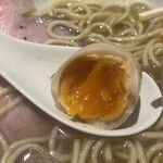 麺屋 優光 - トッピングの煮玉子♪