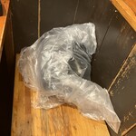 七輪焼肉 安安 - 匂いが付かないよう背広はビニールにぶち込む