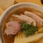 蕎麦屋 こんくらい - 4枚入ってた
            鴨肉は低温調理してあるのか
            赤身を帯びている見た目だけど
            一切、臭みや嫌味は無い❕
            
            肉を噛みしめると柔らかくて
            鴨の脂の旨味がジュンワリと広がって
            幸福感がマシマシだねえ♪