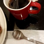 ミスタードーナツ - この写真はお代わり前です。ザクショコラが見切れてます。冷めてもミスドさんのコーヒーは美味しいですね。私はゴリッゴリの大覚醒開眼悟り彼岸likeな苦いコーヒーも飲みますが、優しい味のコーヒーも好きです。