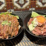 Red Rock - 右：ローストビーフ丼（並）
                        左：特選ステーキ丼（大盛り）