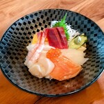 光る海 - 海鮮丼